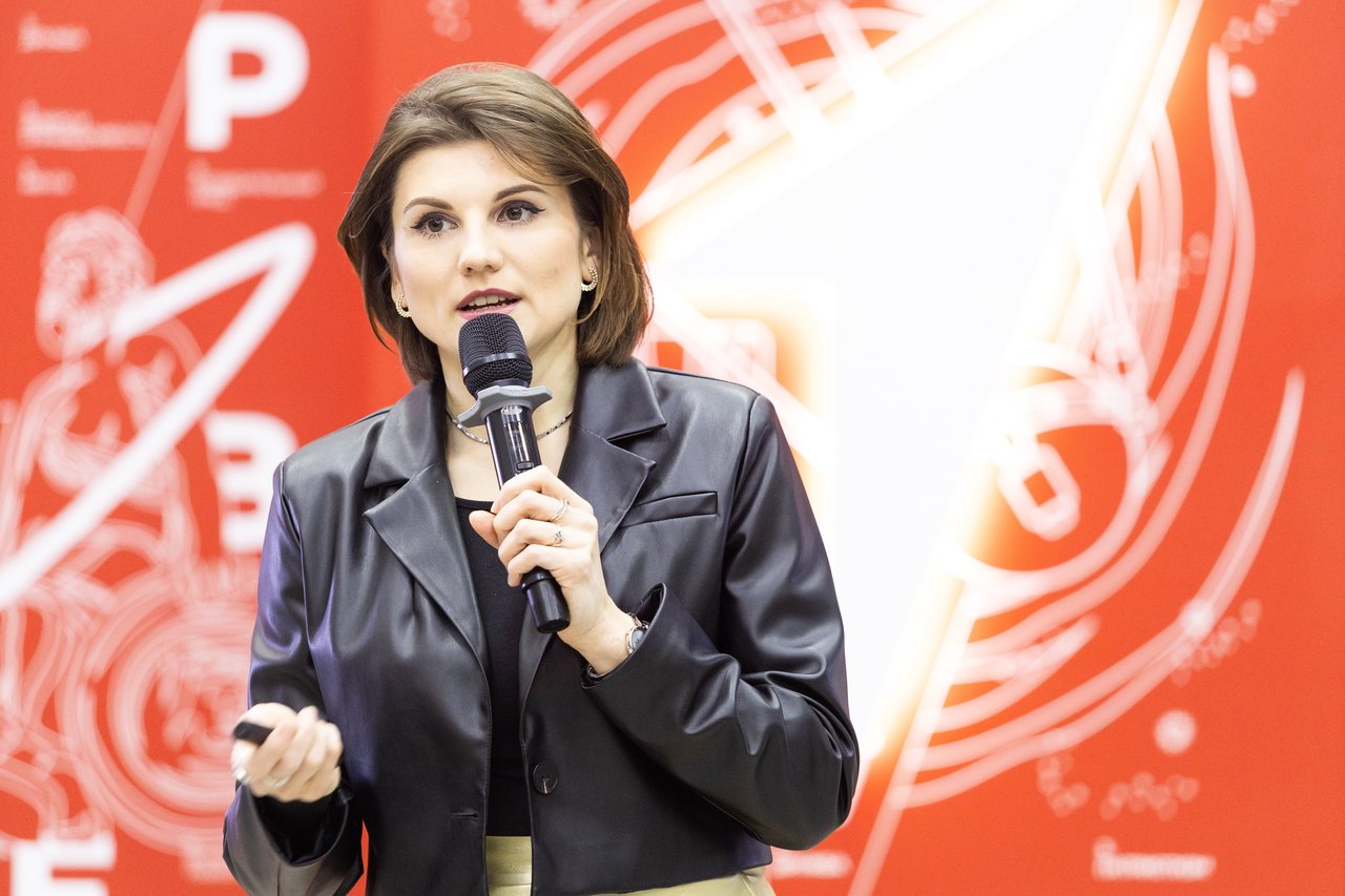 Александра Титова выступает с лекцией